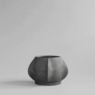 Arket Plant Pot | Mini | Blumentopf | 27,5 cm | Dark Grey | Faserbeton | 101 Copenhagen  - GEOSTUDIO