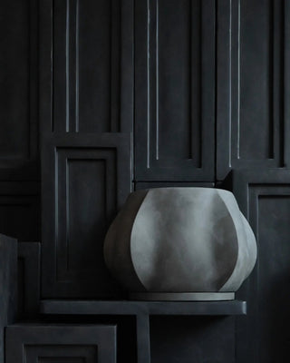 Arket Plant Pot | Medio | Blumentopf | 35,5 cm | Dark Grey | Faserbeton | 101 Copenhagen  - GEOSTUDIO