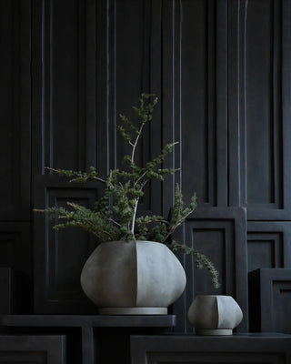 Arket Plant Pot | Medio | Blumentopf | 35,5 cm | Dark Grey | Faserbeton | 101 Copenhagen  - GEOSTUDIO