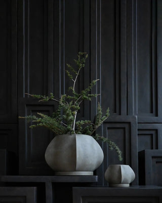 Arket Plant Pot | Mini | Blumentopf | 27,5 cm | Dark Grey | Faserbeton | 101 Copenhagen  - GEOSTUDIO