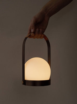 Carrie LED Lamp | 24,5 cm | Tischleuchte | Outdoor | Opalglas | Bronziertes Messing | Leder | Audo - GEOSTUDIO