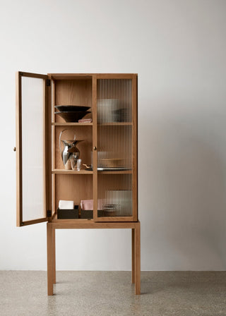 Curiosity Cabinet | Küchenschrank l Vitrine | 168 cm | Eiche | Messing | Glas | Audo - GEOSTUDIO