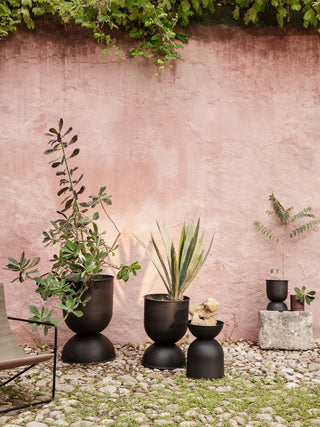 Hourglass Pot | Vase | Small | Metall | Outdoor | Schwarz - GEOSTUDIO