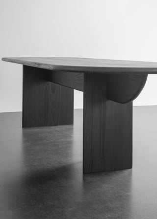 Pillabout Table 02 | Esstisch | 240x95cm | Eiche | Natur | Schwarz | Louise Roe - GEOSTUDIO